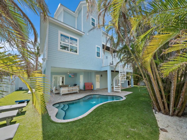 Luxurious Beach Getaway on Anna Maria Island Steps to Beach